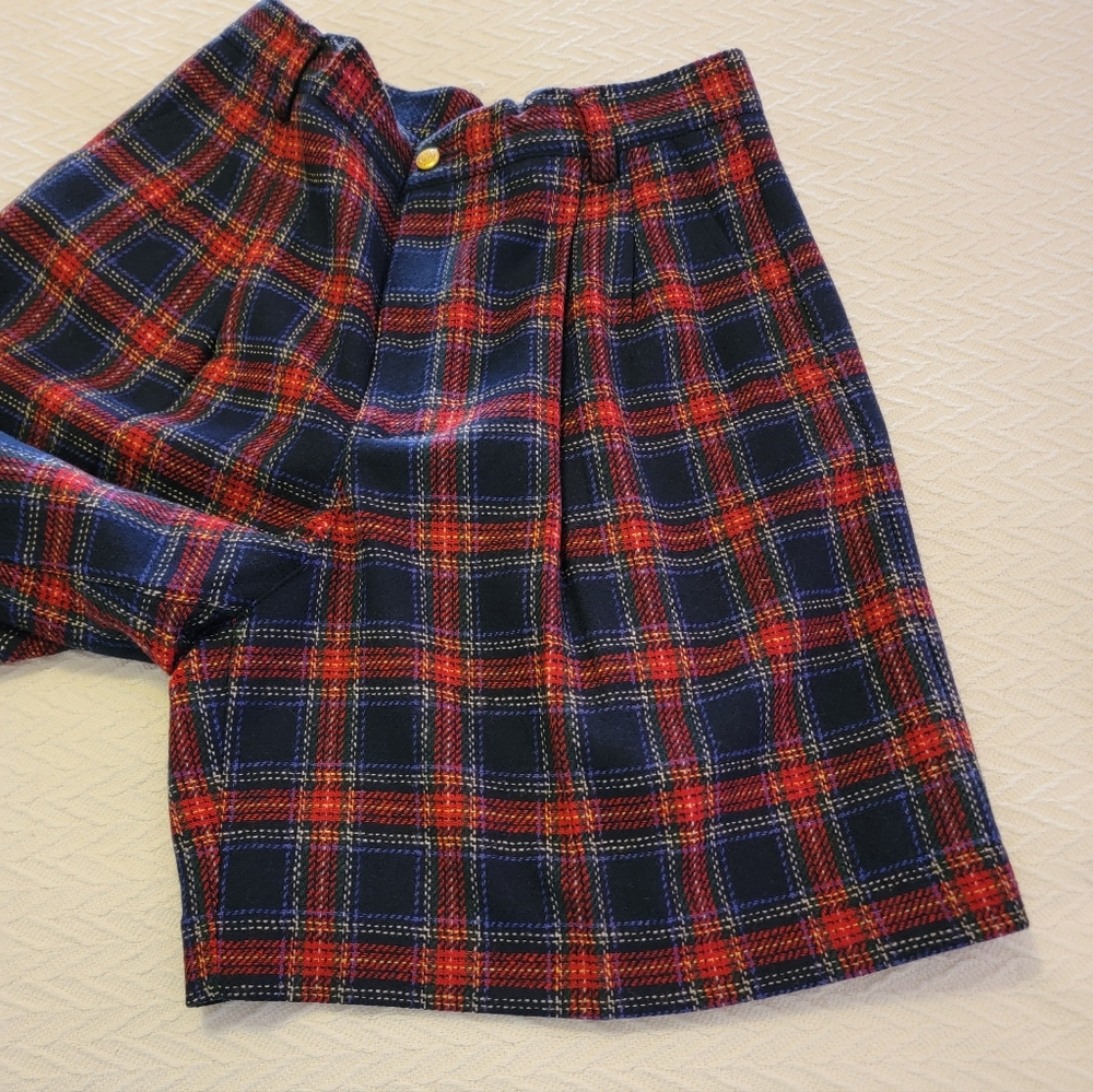 Lizsport Women's Plaid Red and Blue Shorts Size 12 EUC - Picture 2 of 6